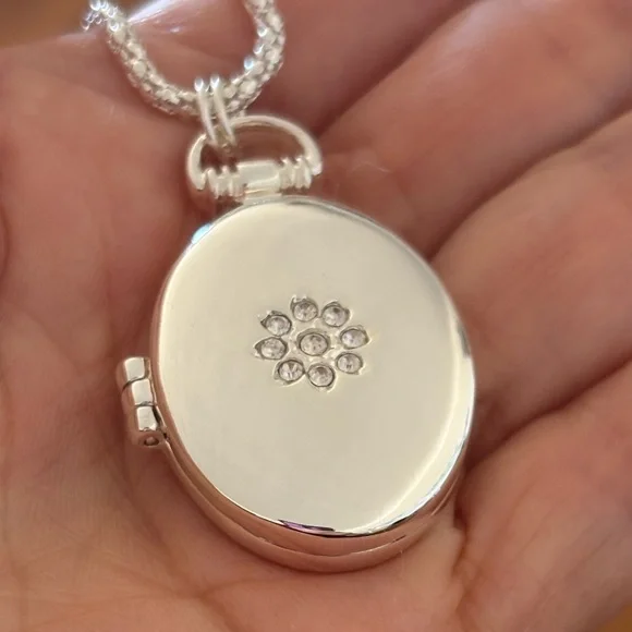 Avon 2017 Silver Oval Photo Locket Rhinestone Flower NIB Rope Chain Keepsake - Picture 6 of 11